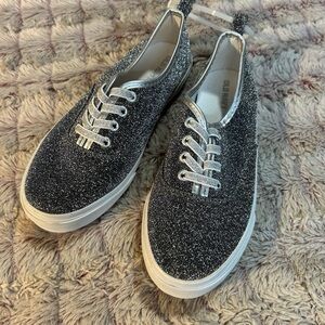 Old Navy Glitter Silver Sneakers
Size 3